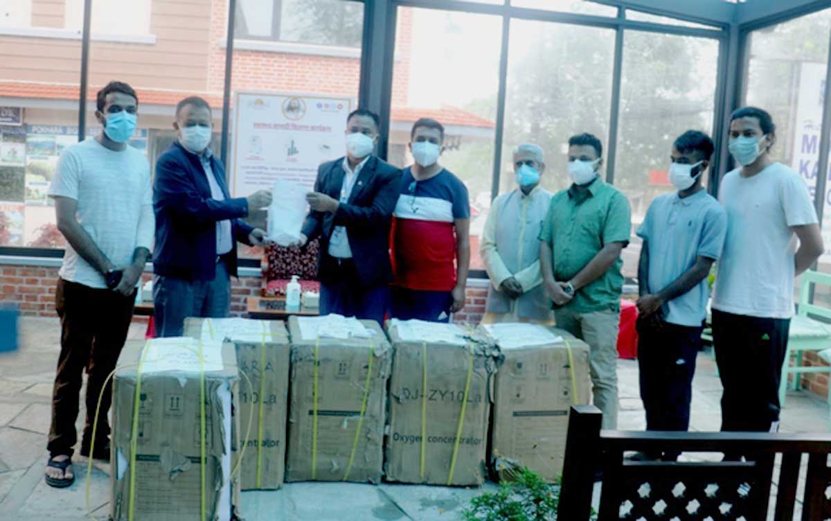 द आर्ट अफ लिभिङद्वारा अत्यावश्यक स्वास्थ्य उपकरण हस्तान्तरण